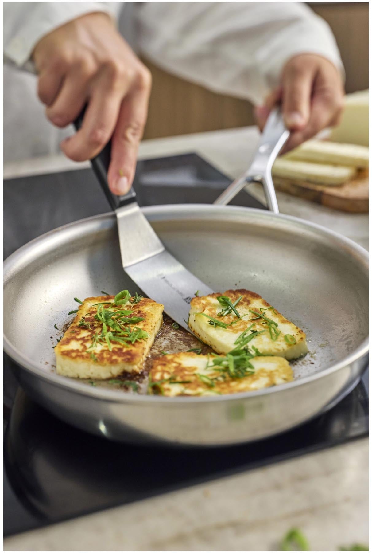 Elegante 24 cm Bratpfanne aus der Silverline 7 Serie von Demeyere mit innovativer NanoTouch-Beschichtung für optimale Brateigenschaften.