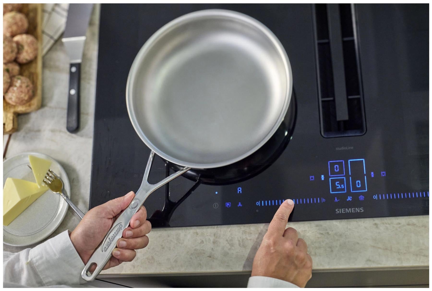 Elegante 28 cm Bratpfanne aus der Silverline 7 von Demeyere, ideal für fettfreies Kochen und einfache Reinigung dank innovativer NanoTouch-Technologie.