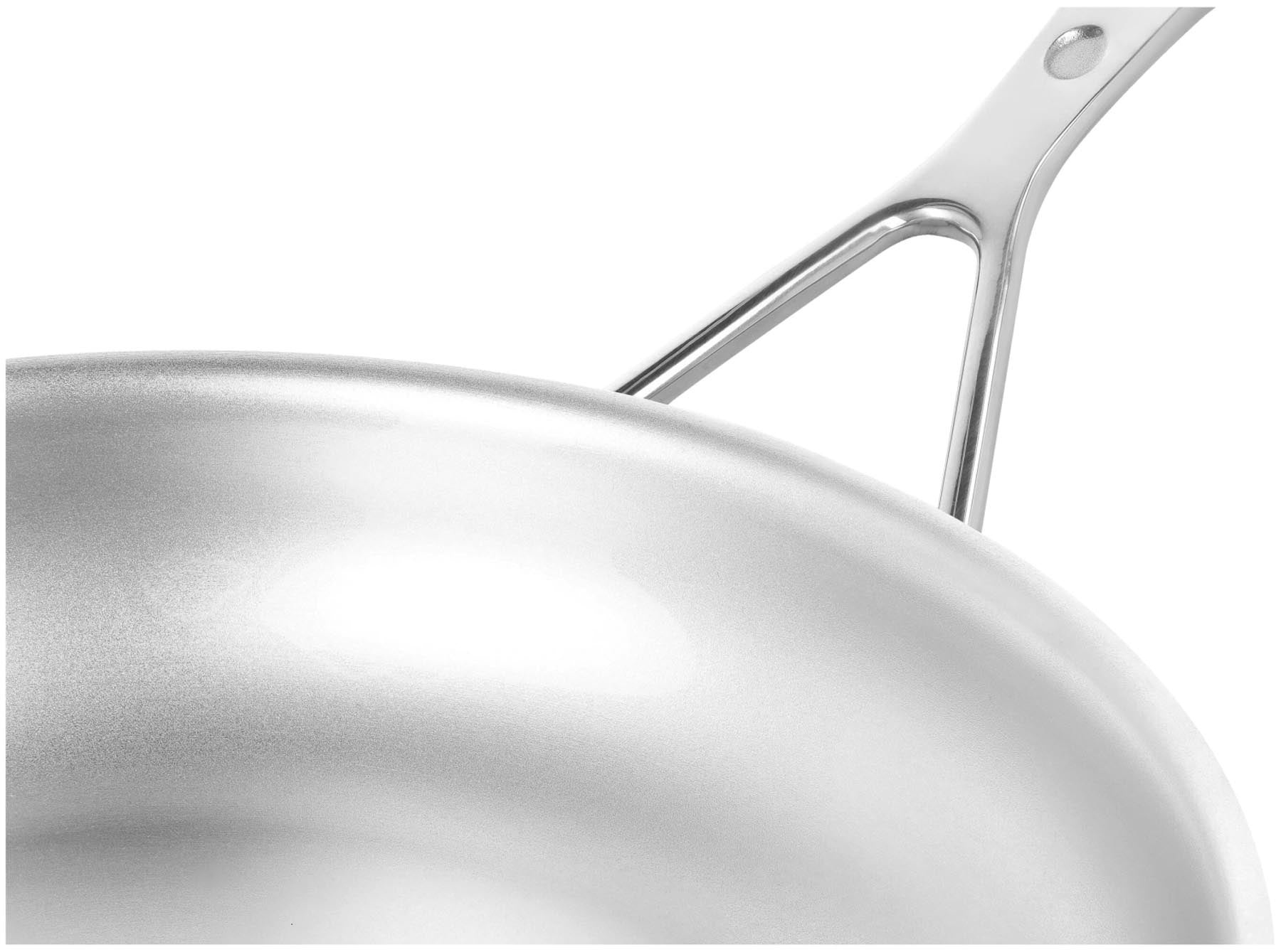Hochwertige 32 cm Bratpfanne aus der Silverline 7 von Demeyere, ausgestattet mit fortschrittlicher NanoTouch-Oberfläche für müheloses Kochen.