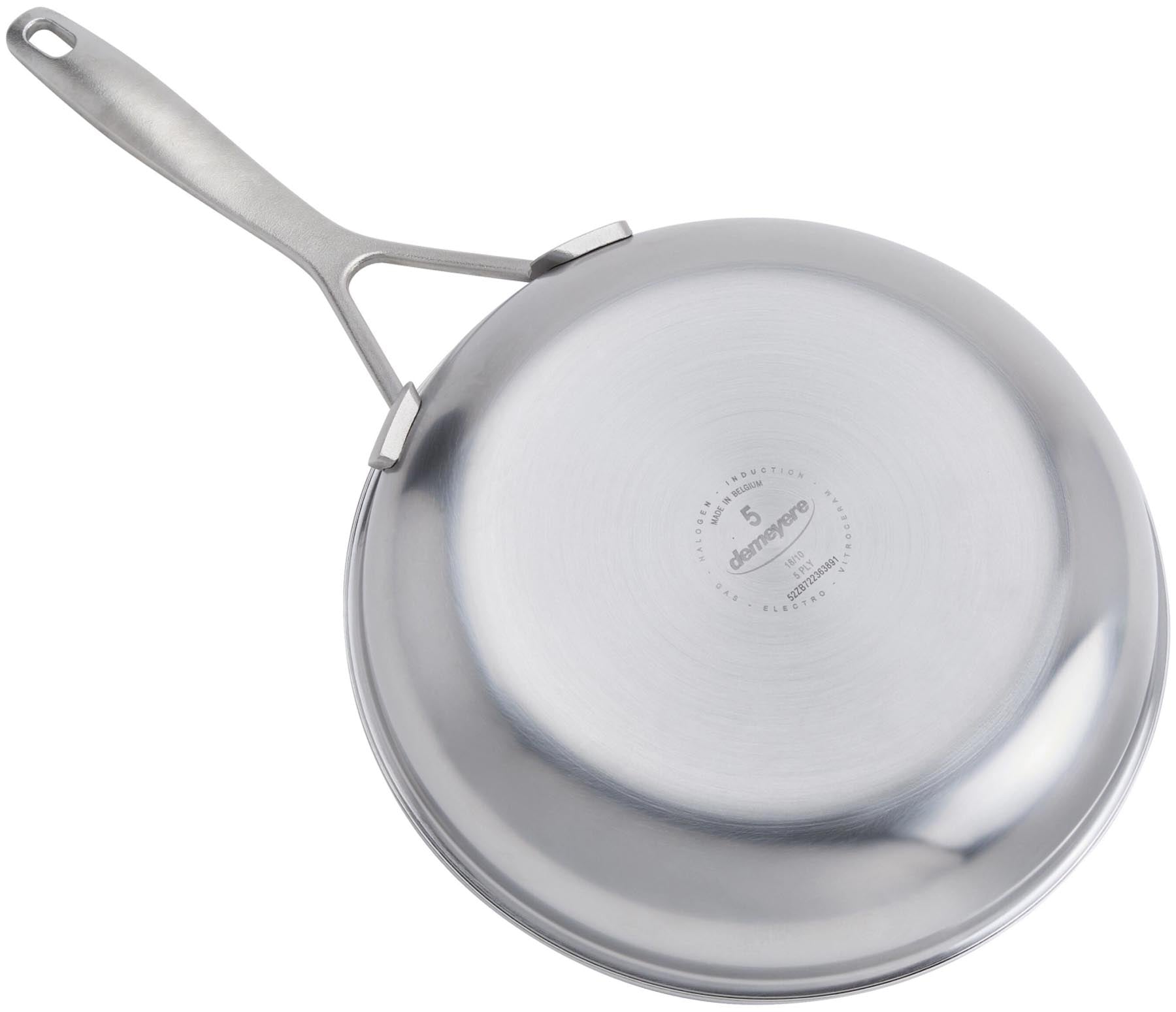 Hochwertige 24 cm Bratpfanne der Industry 5 Serie von Demeyere, ausgestattet mit fortschrittlicher NanoTouch-Oberfläche für müheloses Kochen.