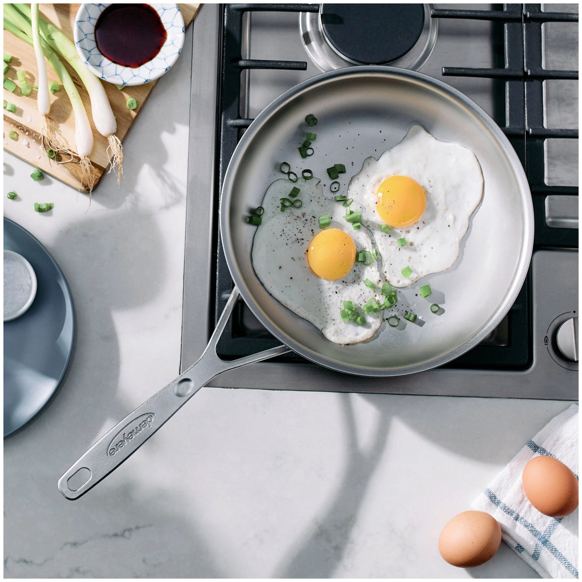 Industry 5 Bratpfanne NanoTouch 24cm in Silber präsentiert im Onlineshop von KAQTU Design AG. Bratpfanne ist von Demeyere