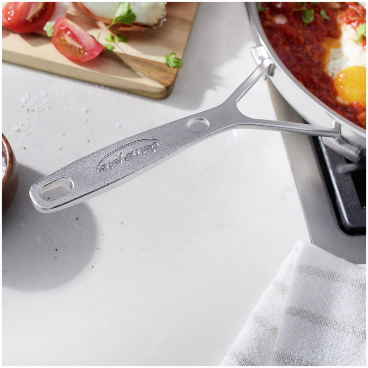Industry 5 Bratpfanne NanoTouch 28cm in Silber präsentiert im Onlineshop von KAQTU Design AG. Bratpfanne ist von Demeyere