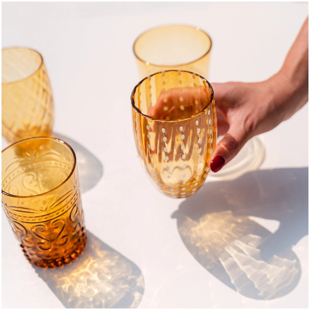 Gelber Glasbecher von Zafferano mit spiralförmigem Muster, mundgeblasen, Höhe 10.9 cm, Durchmesser 7.1 cm, Modell Perle.