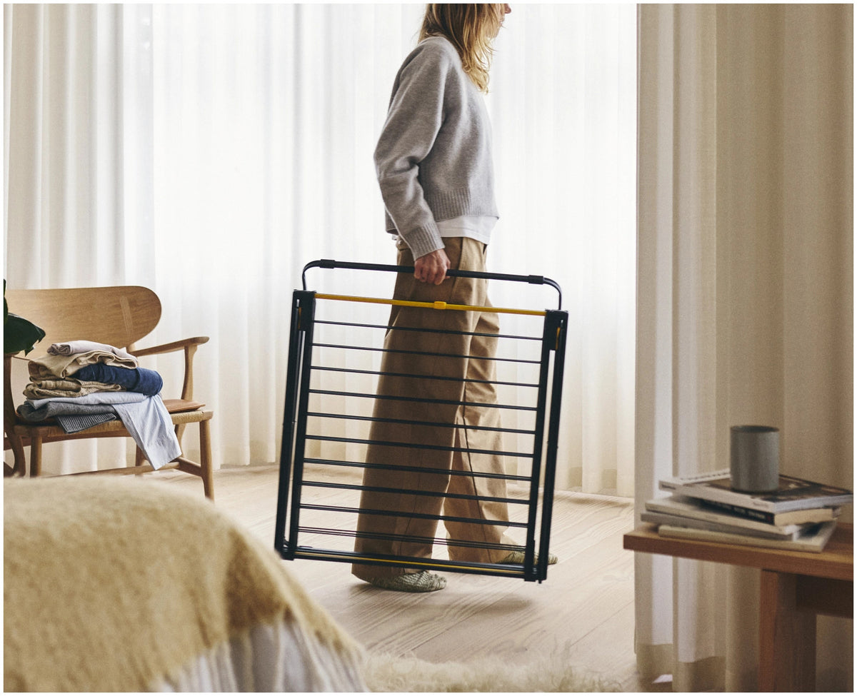 AirFrame 3-stufiger Wäscheständer in Schwarz präsentiert im Onlineshop von KAQTU Design AG. Wäscheständer ist von Joseph Joseph