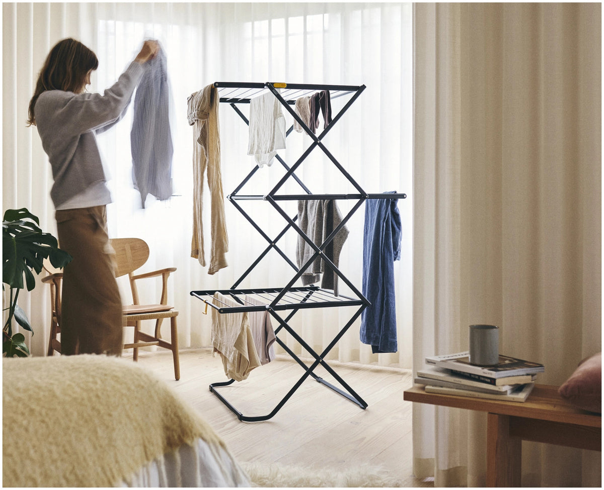 AirFrame 3-stufiger Wäscheständer in Schwarz präsentiert im Onlineshop von KAQTU Design AG. Wäscheständer ist von Joseph Joseph
