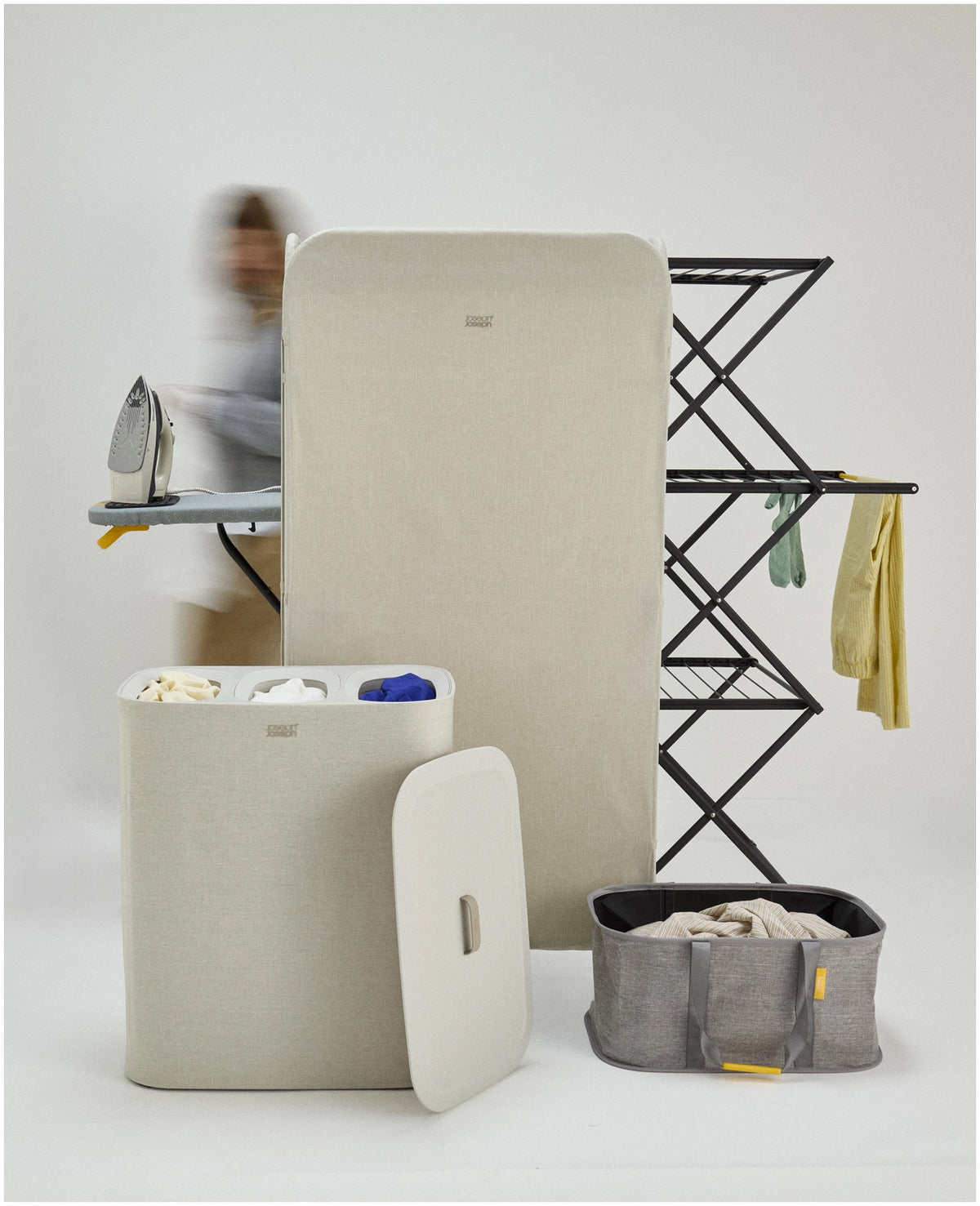 AirFrame 3-stufiger Wäscheständer in Schwarz präsentiert im Onlineshop von KAQTU Design AG. Wäscheständer ist von Joseph Joseph