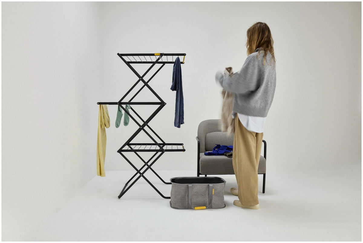 AirFrame 3-stufiger Wäscheständer in Schwarz präsentiert im Onlineshop von KAQTU Design AG. Wäscheständer ist von Joseph Joseph