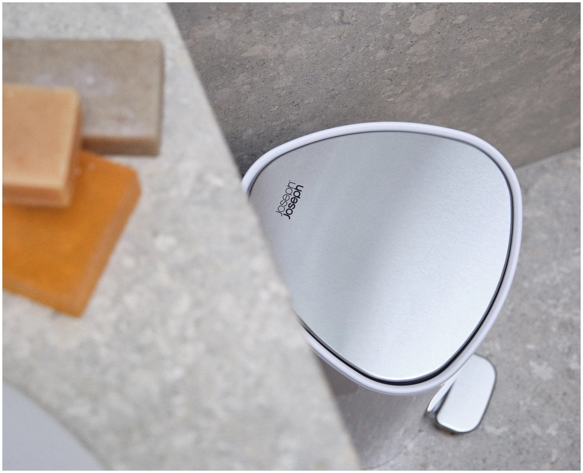 EasyStore 5L Badezimmereimer Weiss in Weiss präsentiert im Onlineshop von KAQTU Design AG. Treteimer ist von Joseph Joseph