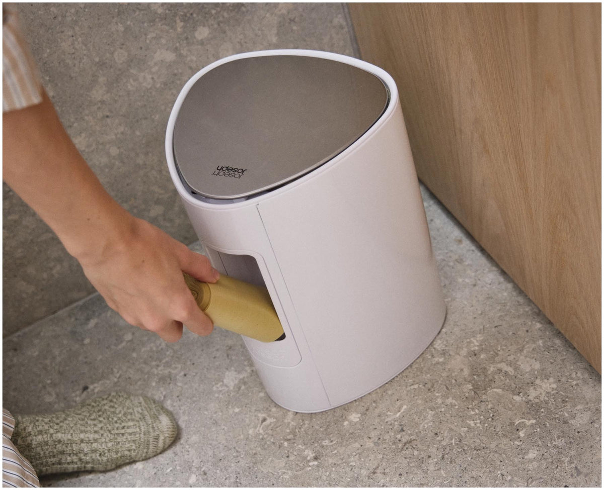 EasyStore 5L Badezimmereimer Weiss in Weiss präsentiert im Onlineshop von KAQTU Design AG. Treteimer ist von Joseph Joseph