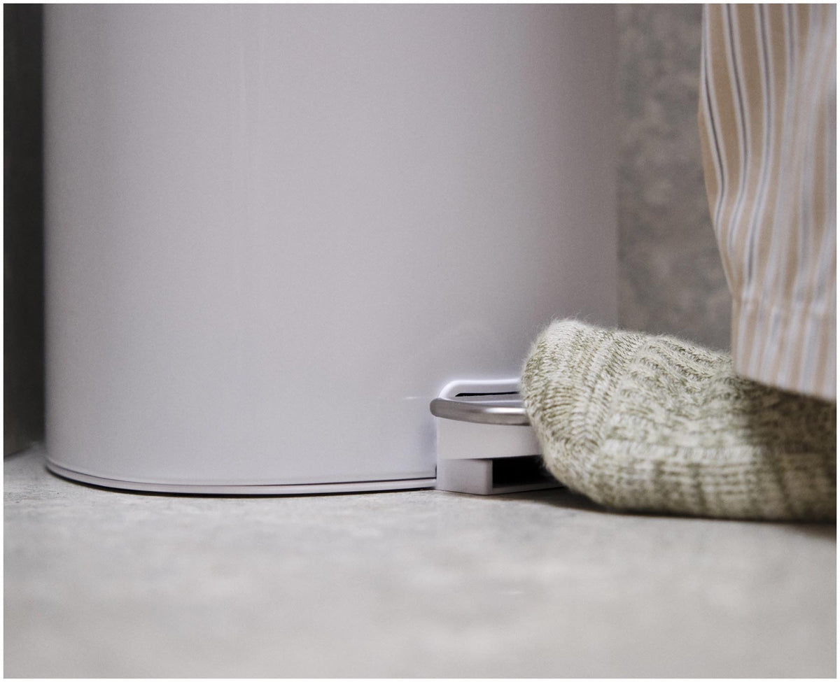 EasyStore 5L Badezimmereimer Weiss in Weiss präsentiert im Onlineshop von KAQTU Design AG. Treteimer ist von Joseph Joseph