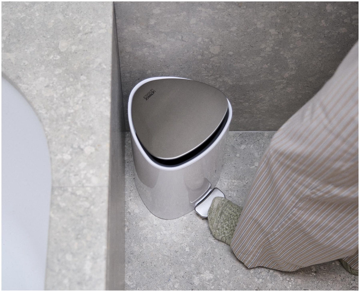 EasyStore 5L Badezimmereimer Weiss in Weiss präsentiert im Onlineshop von KAQTU Design AG. Treteimer ist von Joseph Joseph