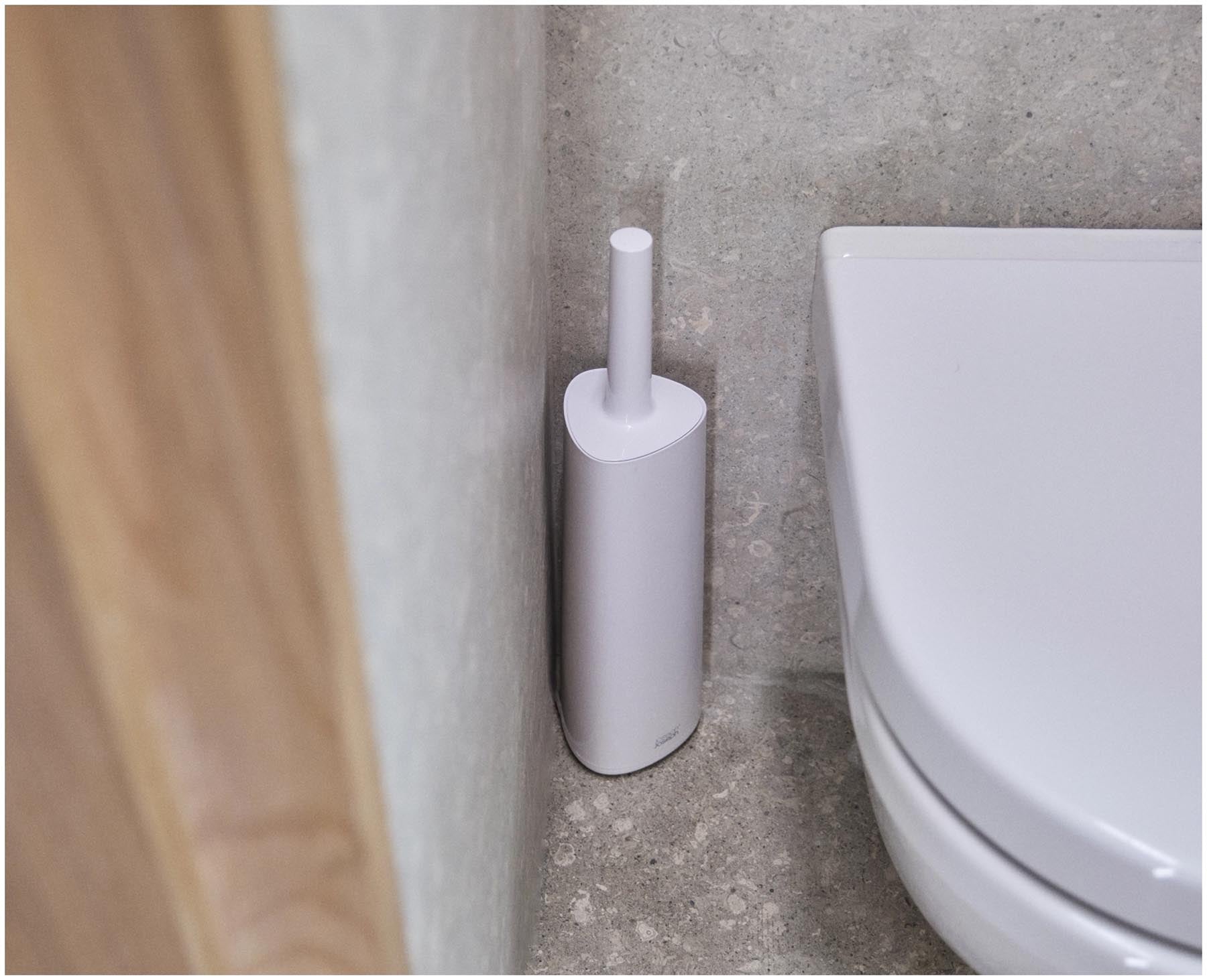 Moderne weiße Toilettenbürste Flex 360 von Joseph Joseph, ideal für gründliche Hygiene und ansprechendes Design im Bad.