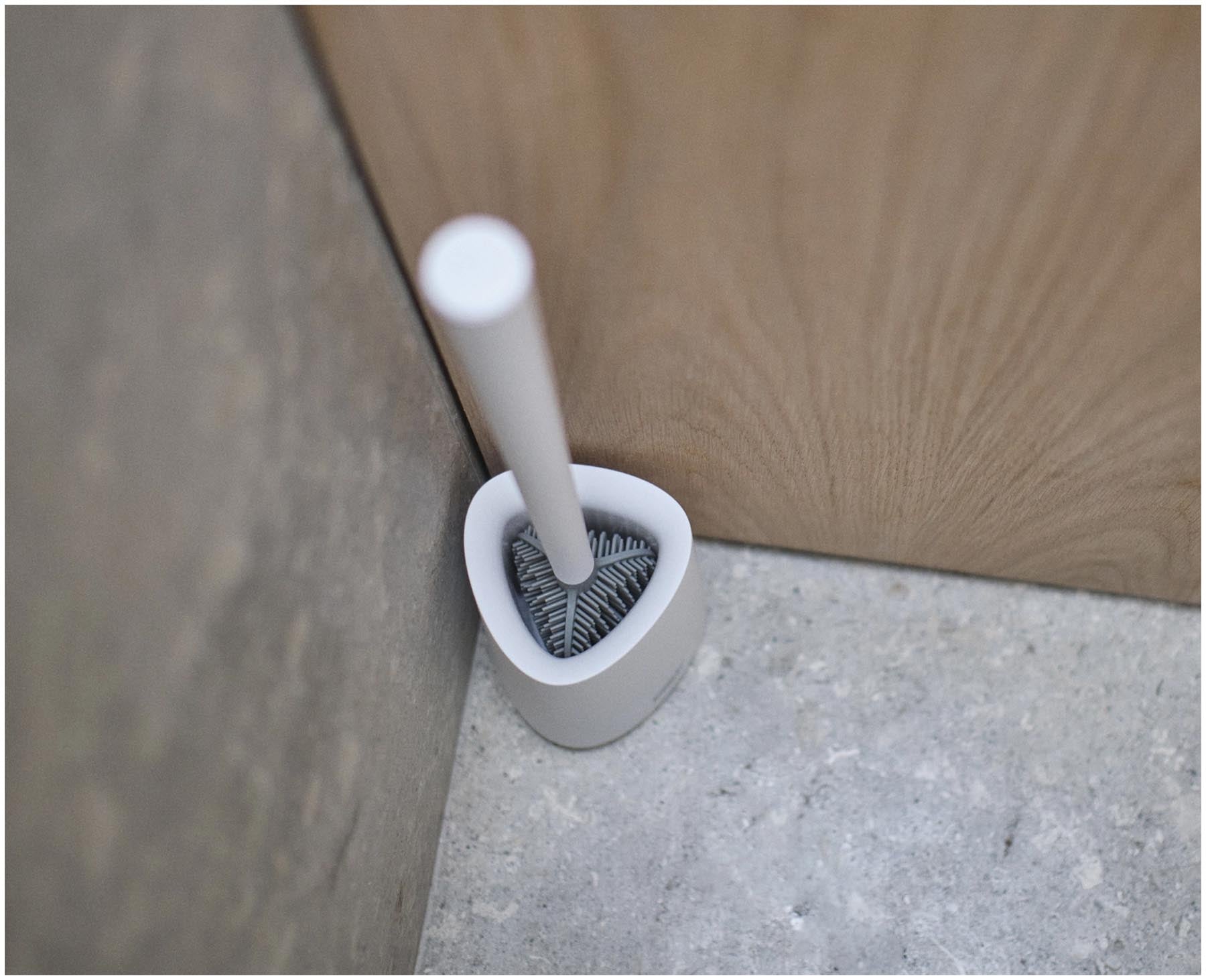 Moderne weiße Toilettenbürste Flex 360 Lite von Joseph Joseph, designed für effektive Reinigung und stilvolle Badezimmergestaltung.