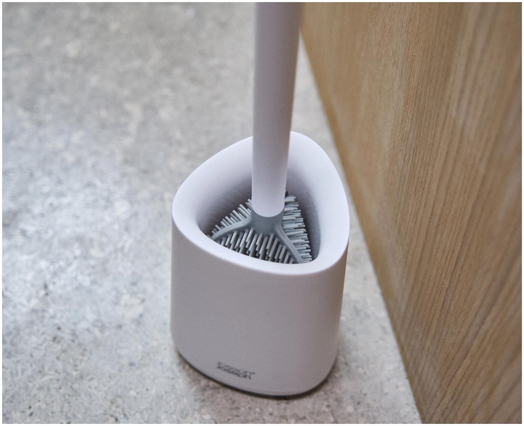Elegante weiße Toilettenbürste Flex 360 Lite von Joseph Joseph, ideal für gründliche Hygiene und ansprechendes Badezimmerdesign.