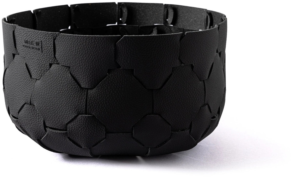 Schwarzer Brotkorb aus recyceltem Leder, rund geformt, Durchmesser 24 cm und Höhe 14 cm, handgefertigt von MiLLE W NORDISK DESIGN in Schweden.