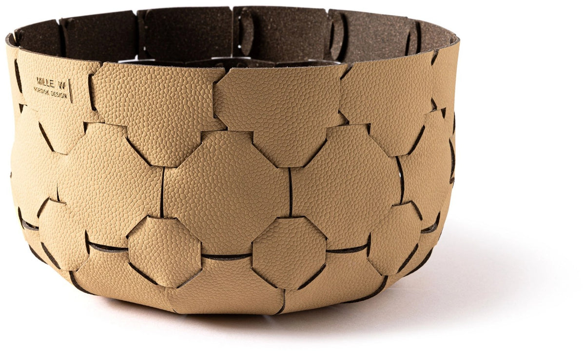 Runder Brotkorb in Beige aus recyceltem Leder, handgefertigt in Schweden, Durchmesser 24cm, Höhe 14cm, von MiLLE W NORDISK DESIGN.