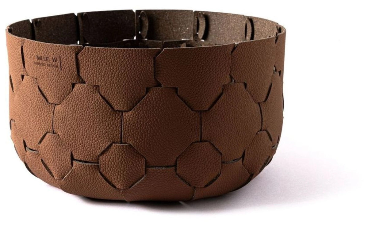Runder Teelichthalter in Cognac-Braun mit einem Durchmesser von 24cm und einer Höhe von 14cm, hergestellt von MiLLE W NORDISK DESIGN.