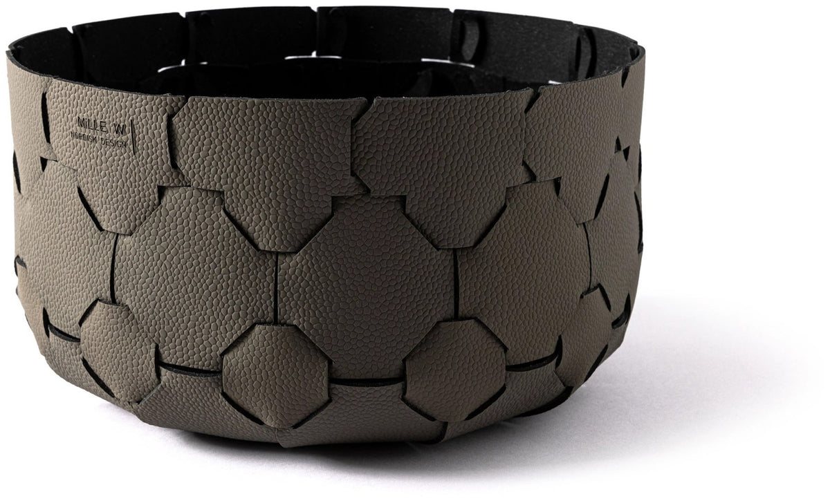 Grauer runder Brotkorb aus recyceltem Leder, Durchmesser 24 cm, Höhe 14 cm, handgefertigt von MiLLE W NORDISK DESIGN in Schweden.