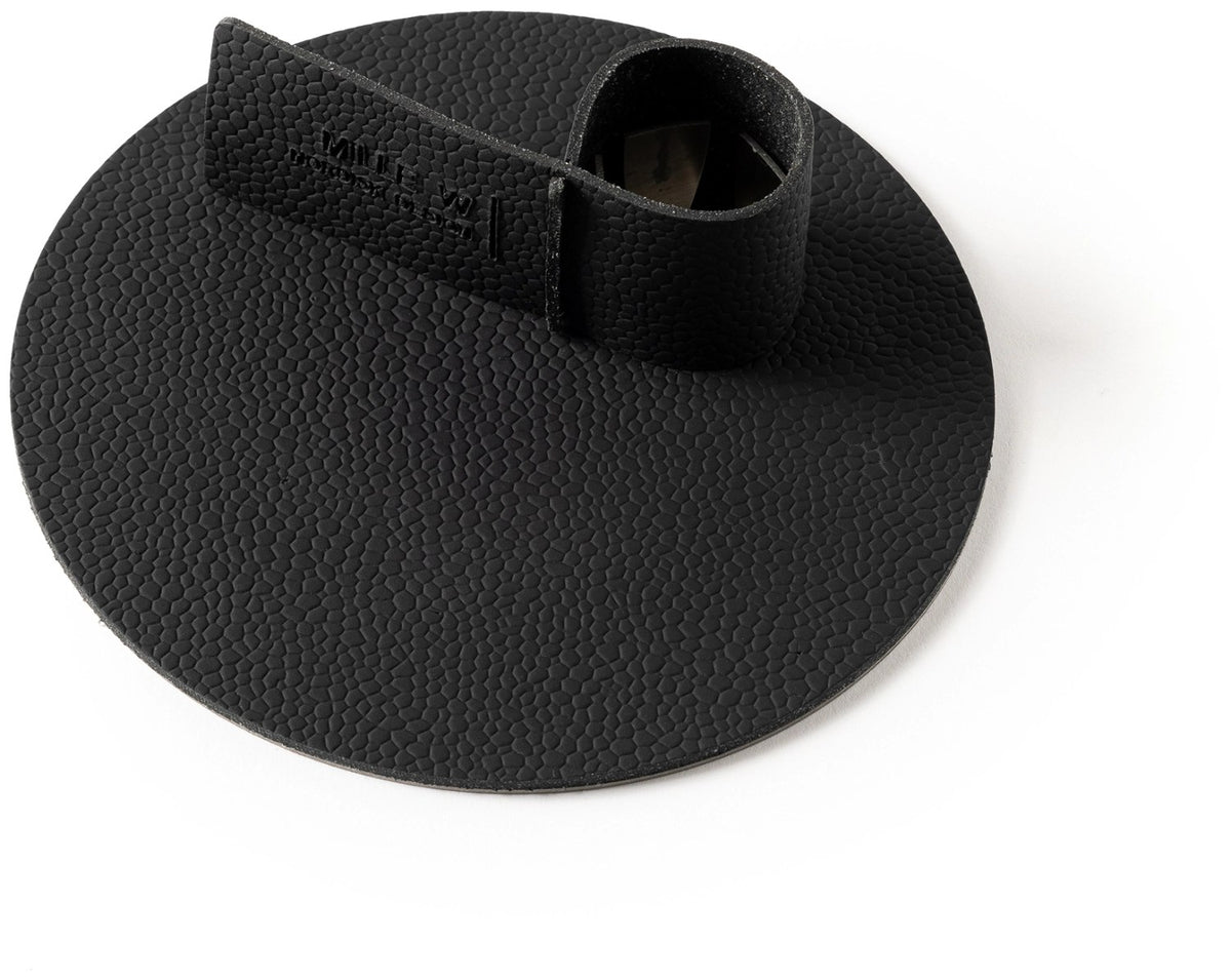 Schwarzer Teelichthalter «Kerzenhalter large» von MiLLE W NORDISK DESIGN, quadratische Form, Masse 14x14x4cm, Frontalansicht auf hellem Hintergrund.