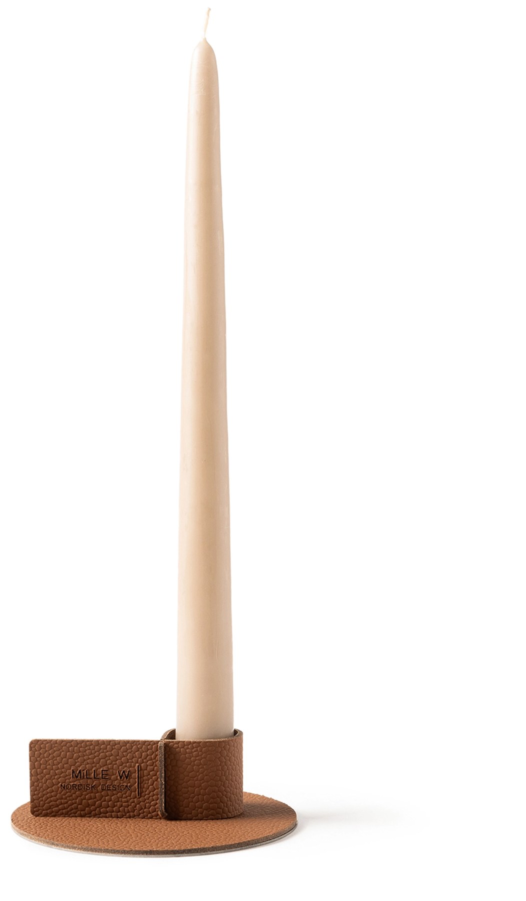 Runder Teelichthalter in cognacbraunem Farbton, quadratische Grundform mit abgerundeten Kanten, Masse 12 x 12 x 4 cm, von MiLLE W NORDISK DESIGN.