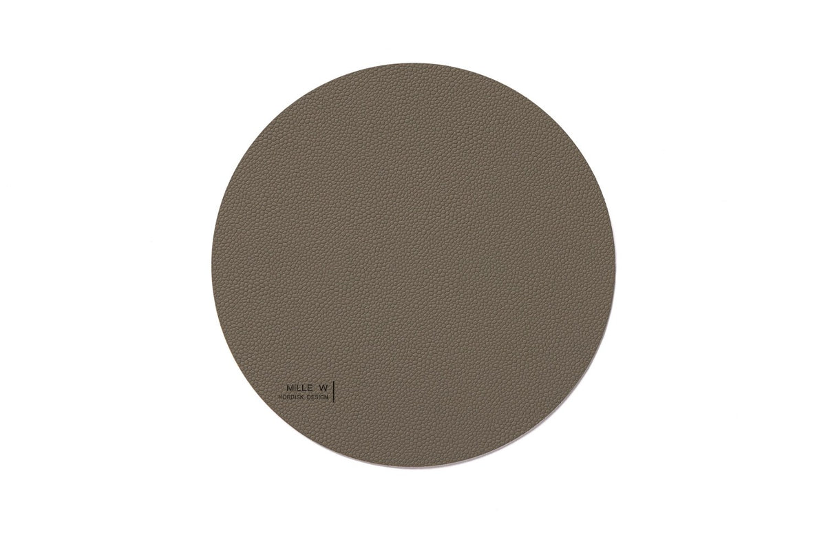 Runder Pfannenuntersetzer in Grau mit einem Durchmesser von 22 cm und einer Höhe von 0.2 cm von MiLLE W NORDISK DESIGN, flach und schlicht gestaltet.
