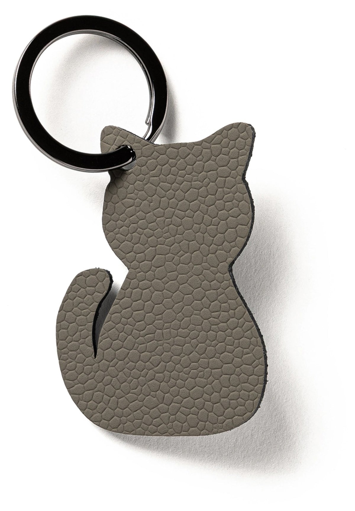 Grauer Schlüsselanhänger in Katzenform von MiLLE W NORDISK DESIGN, Masse 7 x 5 x 0.2 cm, flache und schlichte Ausführung.