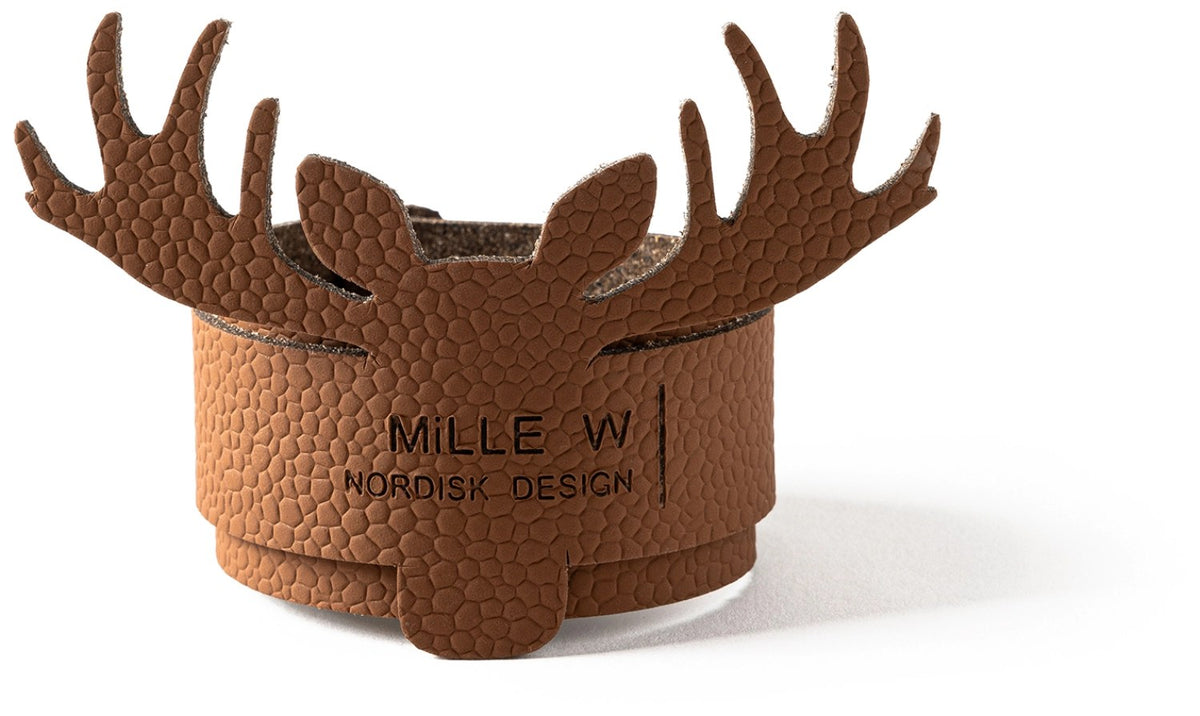 Brauner Serviettenring in Elchform, MiLLE W NORDISK DESIGN, quadratische Grundform mit Massen 6x6x6 cm, um Stoffserviette gelegt.