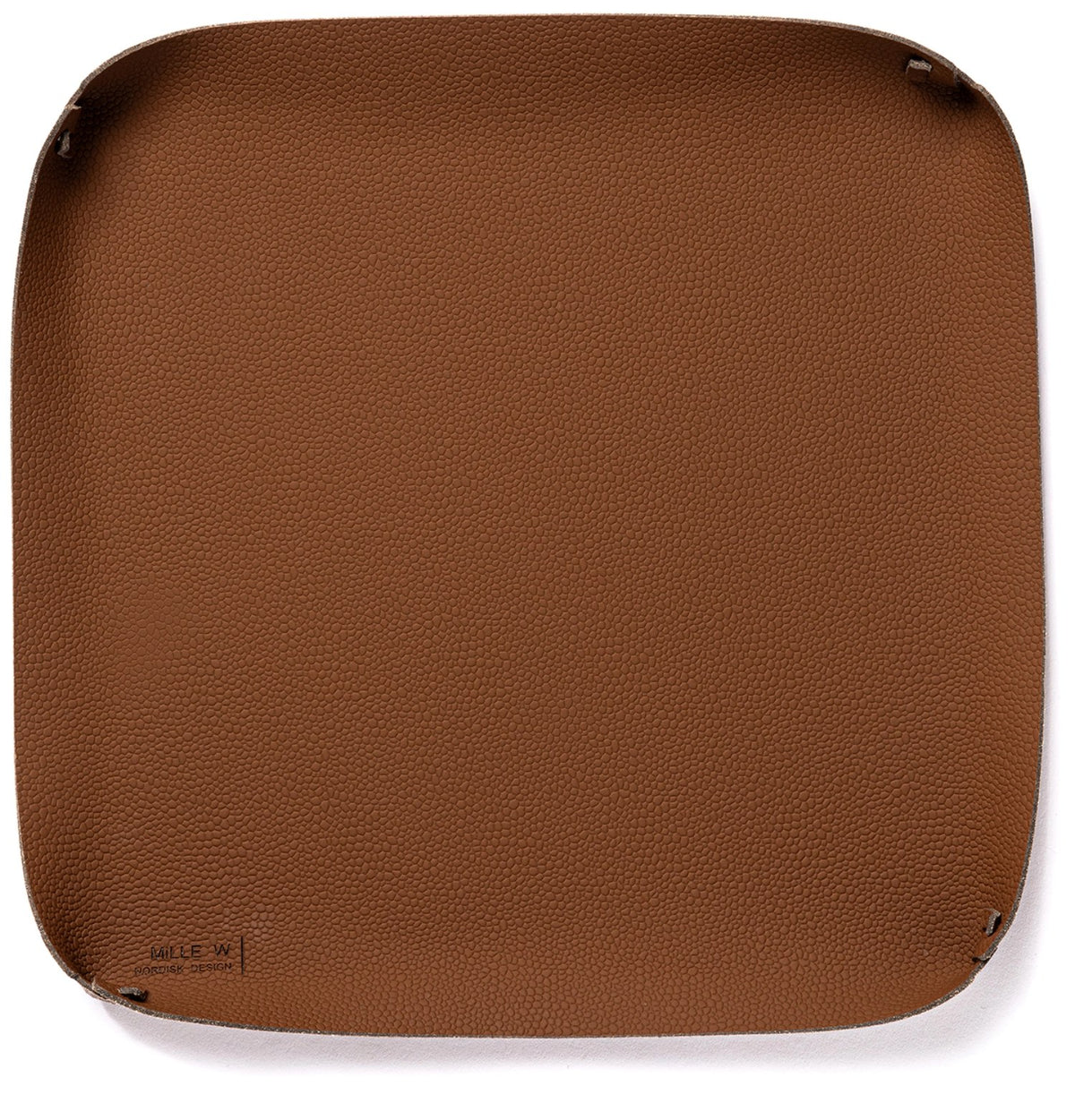 Rechteckiges Tablett in Cognac-Braun mit den Massen 25x25x2cm, Serie Stockholm large von MiLLE W NORDISK DESIGN, glatte Oberfläche und schlichte Form.