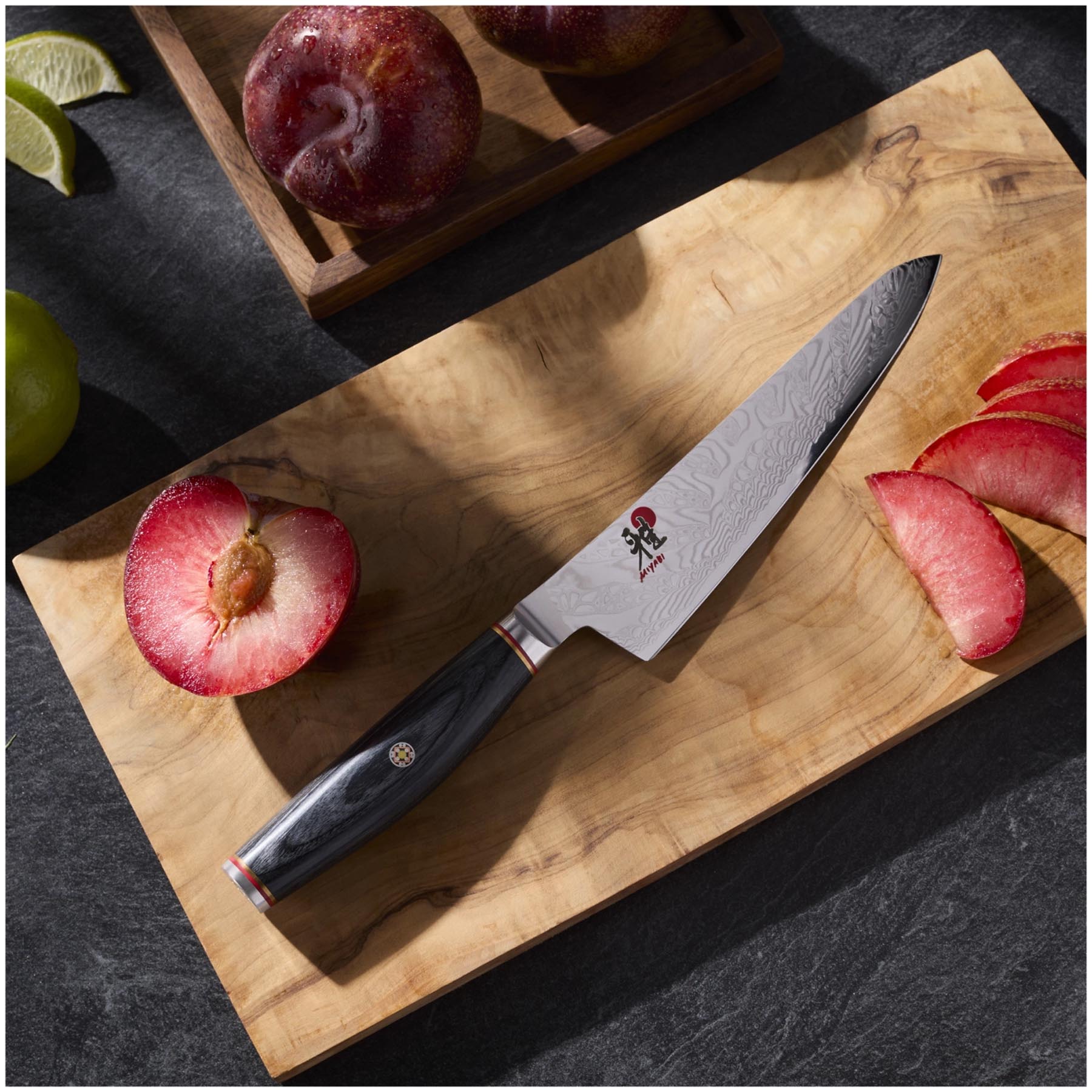 Hochwertiges Miyabi Tenmei Shotoh 13cm Küchenmesser in stilvollem Schwarz, perfekt für präzise Schneidetechniken und kreative Kochkunst.