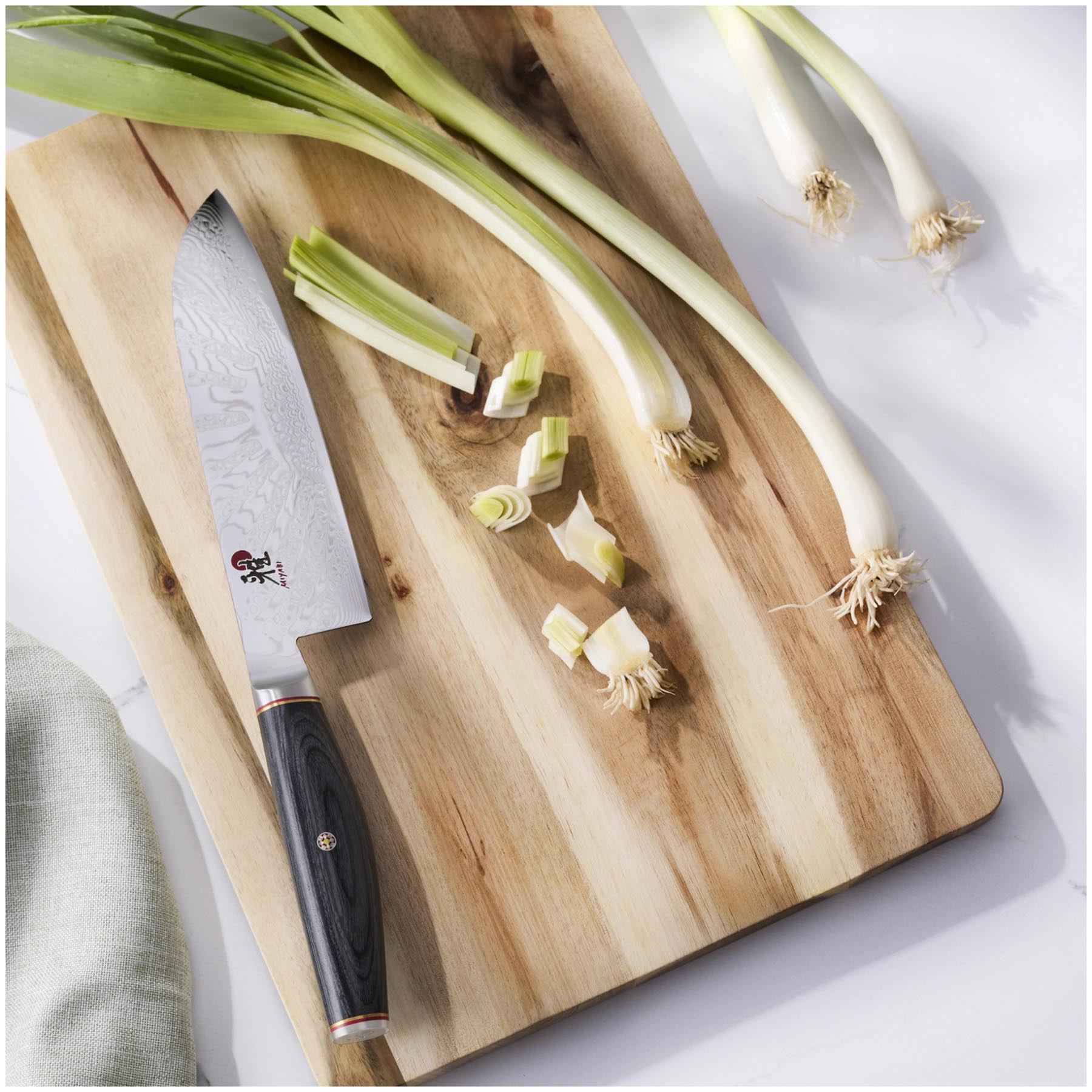 Elegantes Tenmei Santoku Küchenmesser von Miyabi, 18 cm, mit schwarzem Griff und scharfer Klinge, ideal für präzises Schneiden.