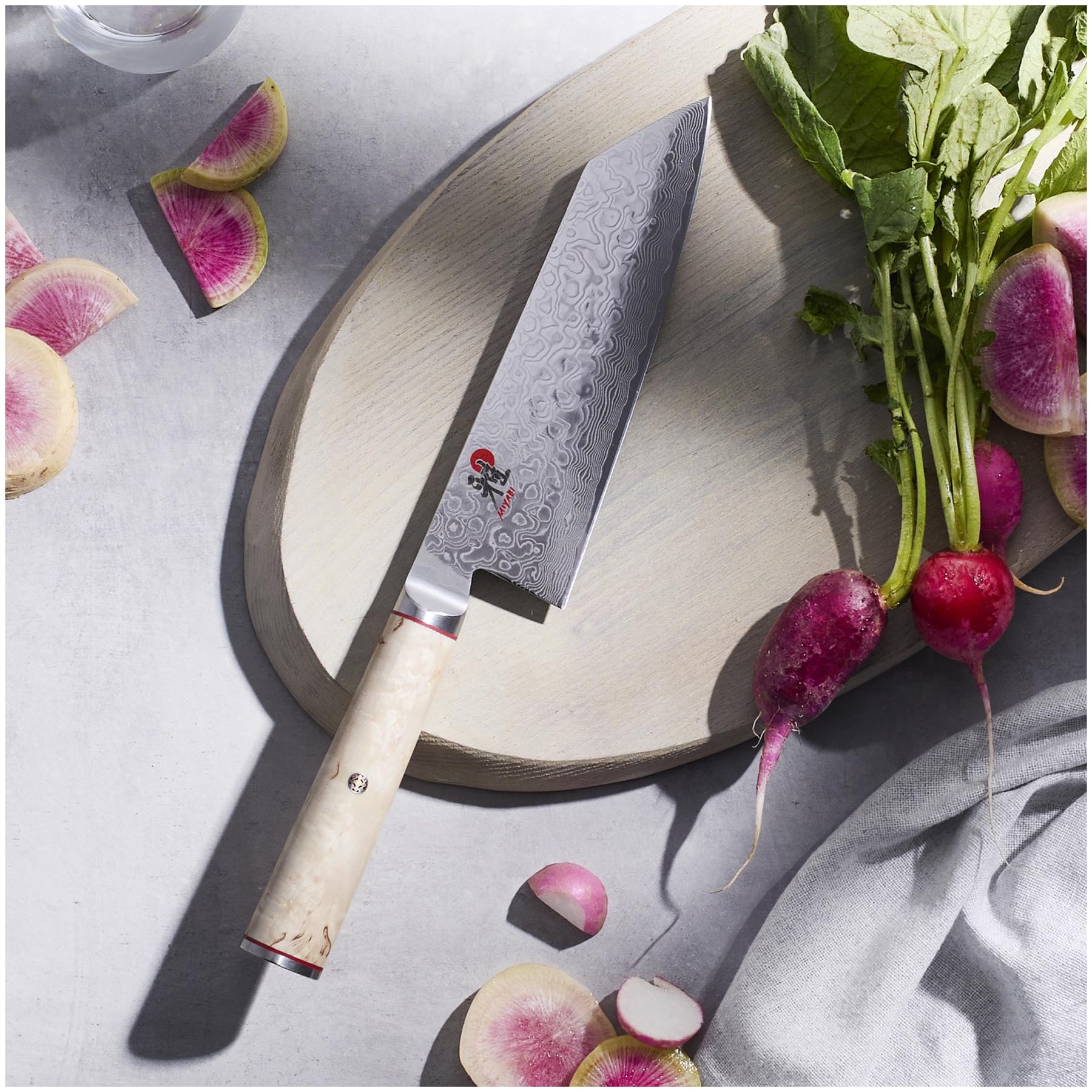 Elegantes Bunka-Messer von Miyabi mit 17 cm Klinge aus 5000 MCD Stahl, ideal für präzises Schneiden und vielseitige Küchenanwendungen.
