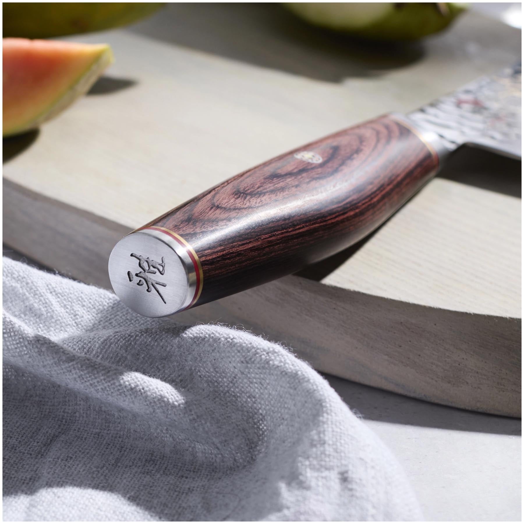 Hochwertiges Bunka-Messer von Miyabi mit 17 cm Klinge, aus 6000 MCT-Stahl, perfekt für präzise und elegante Schneidetechniken in der Küche.