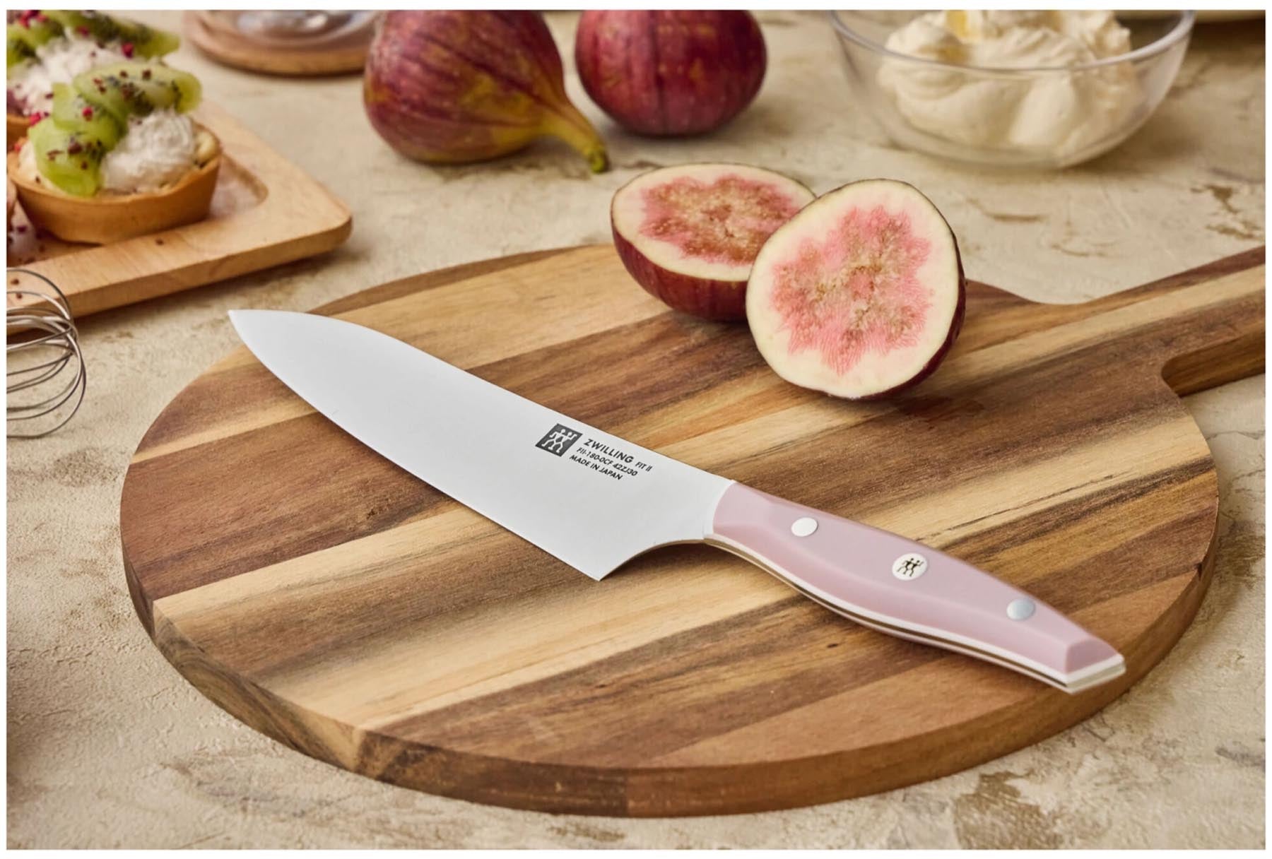 Elegantes Fit II Kochmesser von Zwilling, 18 cm Klinge in leuchtendem Rot, ideal für präzises Schneiden in der modernen Küche.