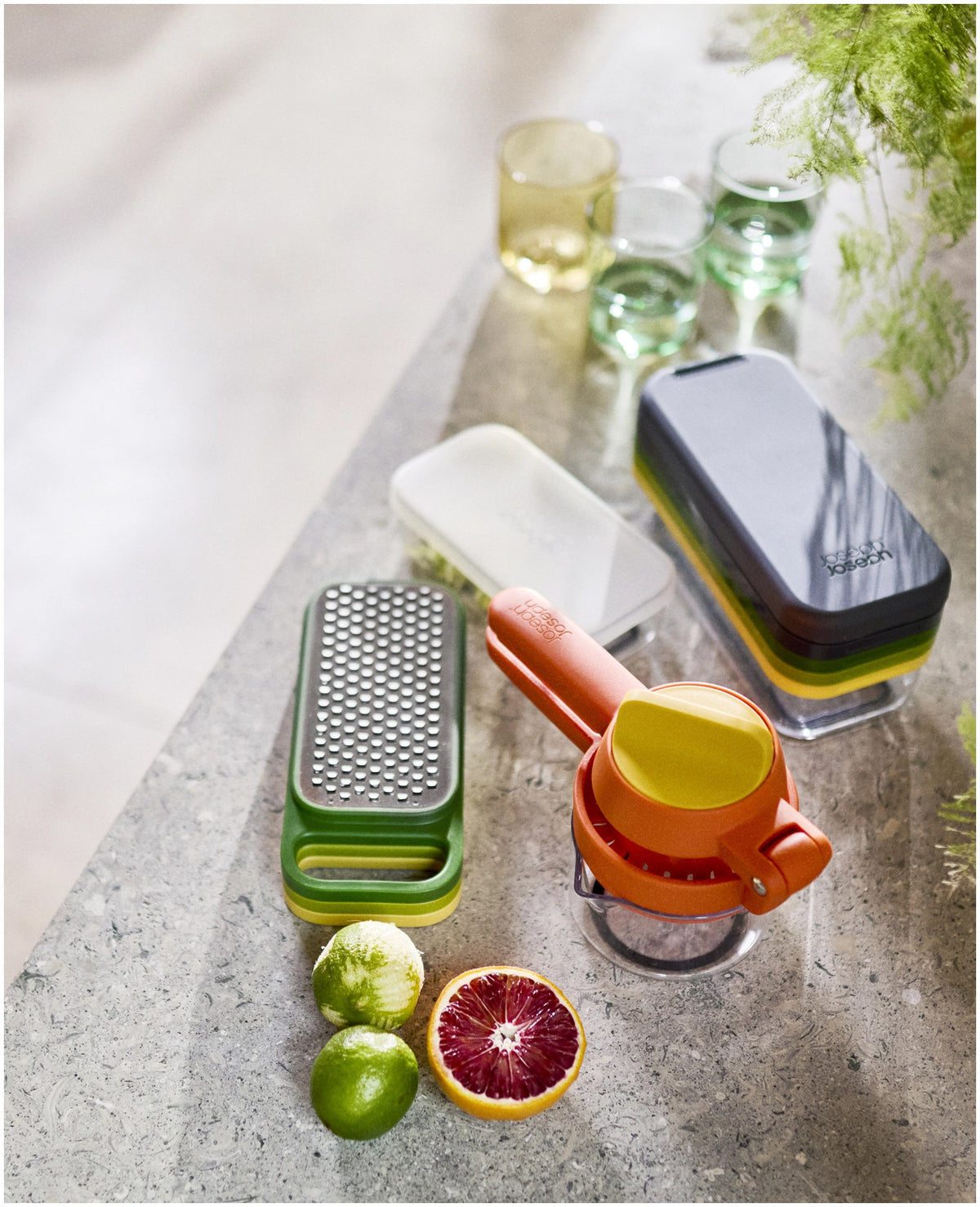 Multi-Grate & Store 3-in-1 Reibenset multi in Mehrfarbig präsentiert im Onlineshop von KAQTU Design AG. Reiben + Raffeln ist von Joseph Joseph
