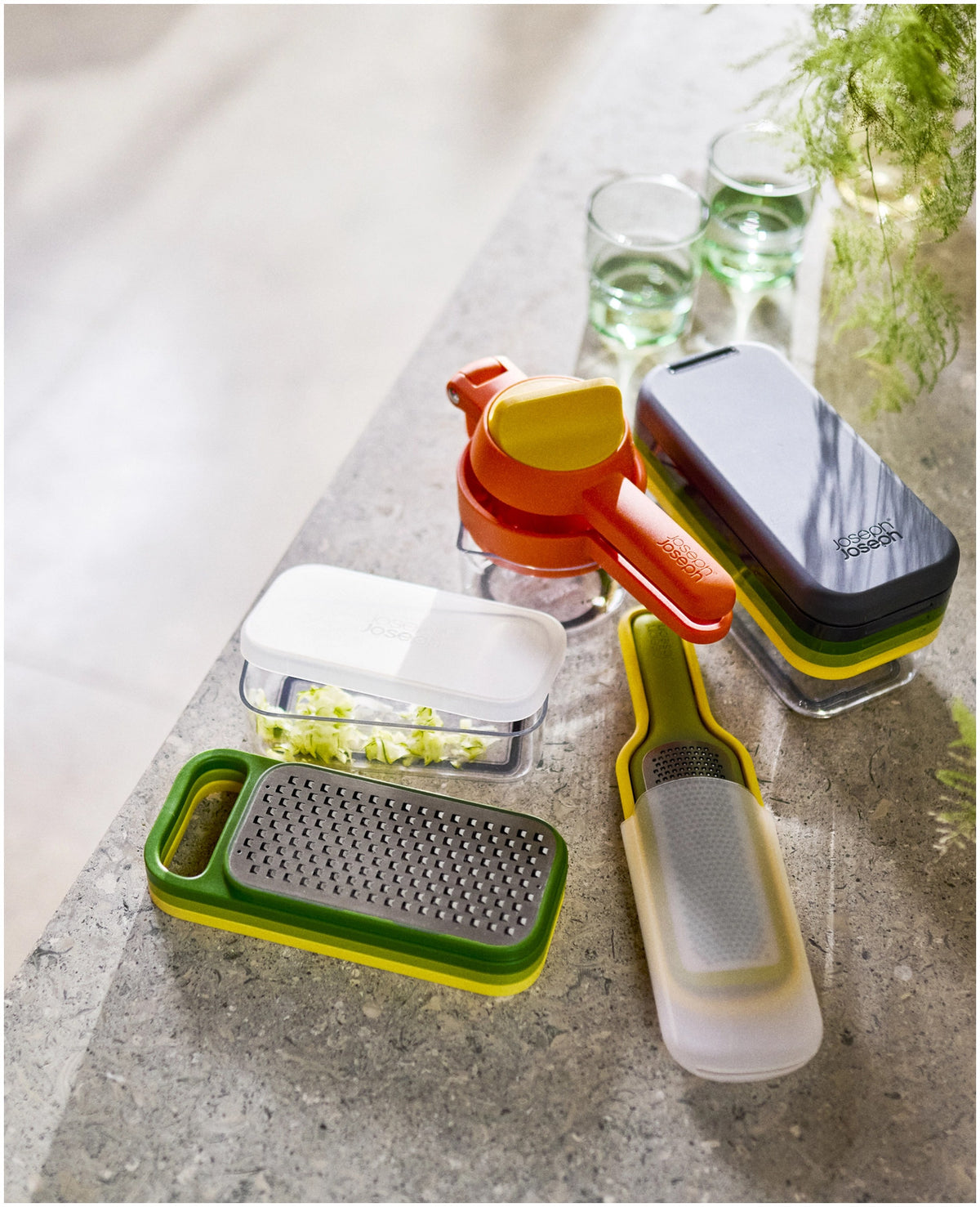 Multi-Grate & Store 3-in-1 Reibenset multi in Mehrfarbig präsentiert im Onlineshop von KAQTU Design AG. Reiben + Raffeln ist von Joseph Joseph