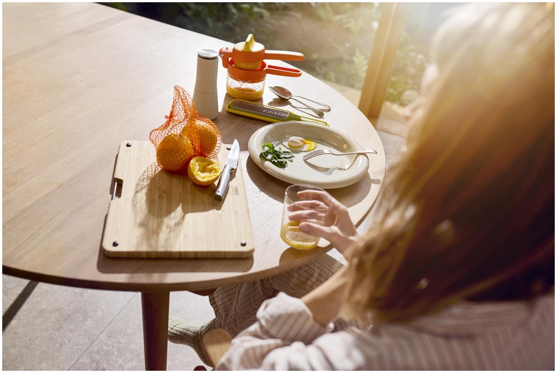 Die JuiceMax Plus Citrus Presse in strahlendem Orange von Joseph Joseph, perfekt für die einfache und stilvolle Saftgewinnung aus Zitrusfrüchten.