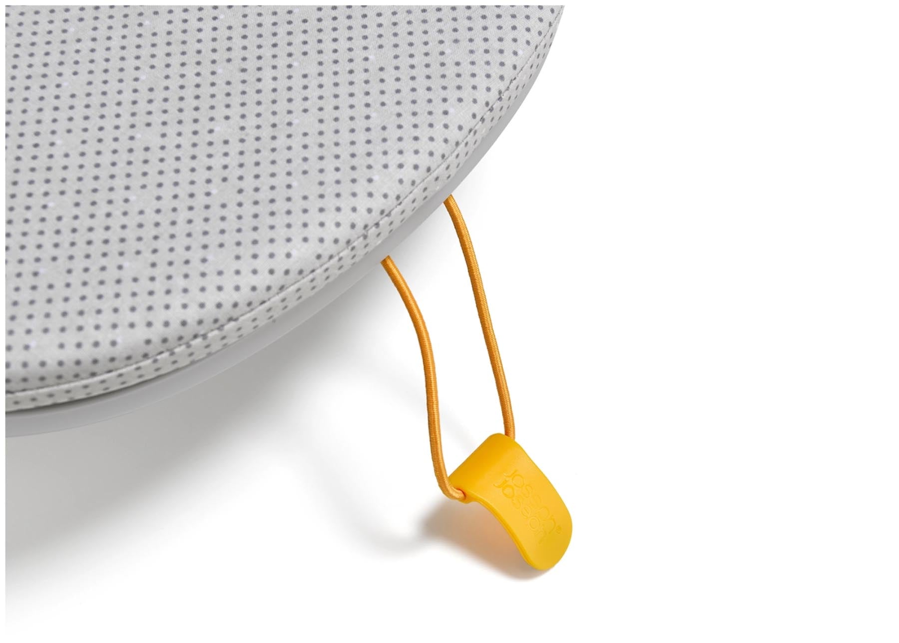 Kompaktes Pocket Max Bügelbrett in elegantem Ecru, ideal für platzsparendes Bügeln in kleinen Wohnungen und modernen Küchen.