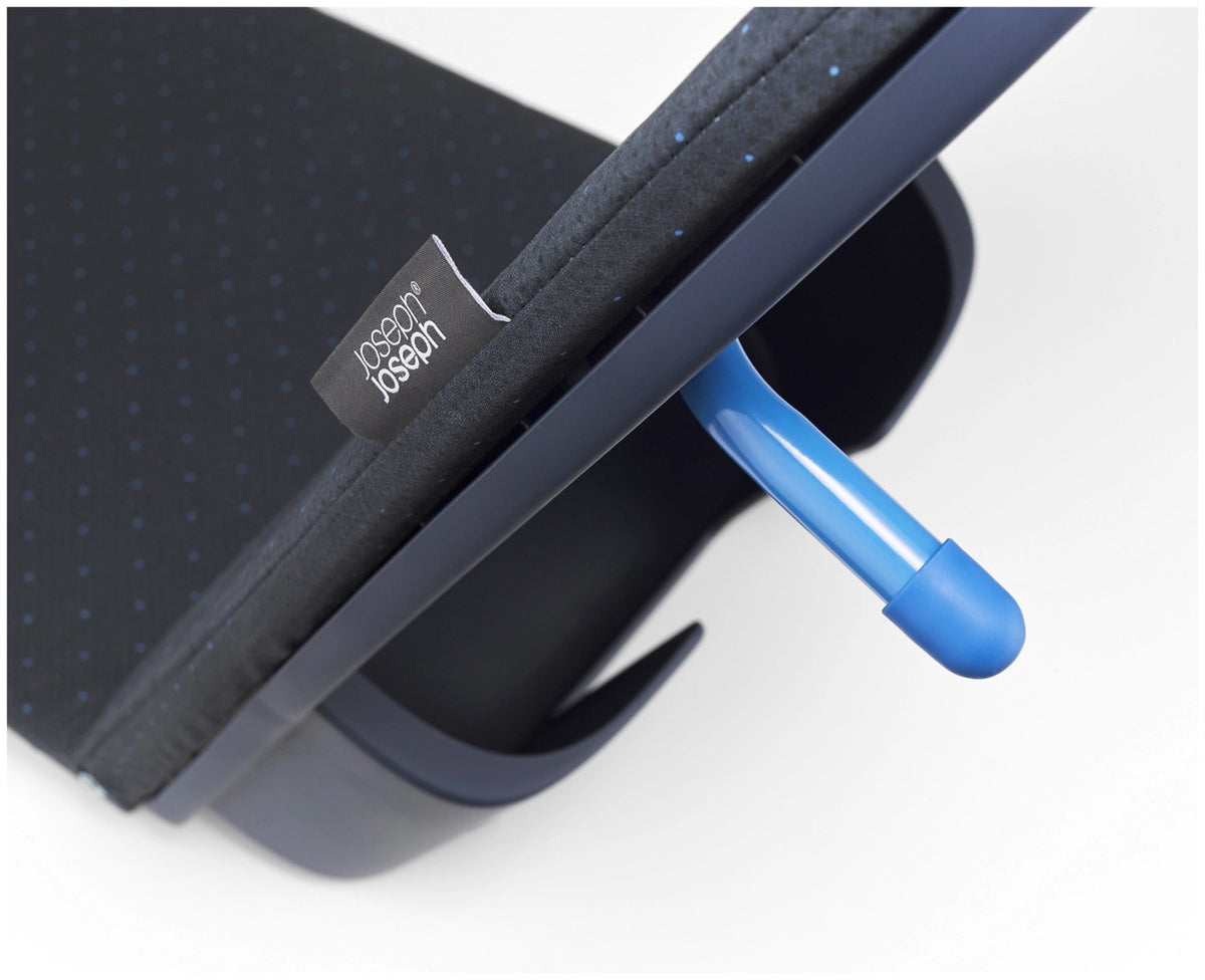 Pocket Max Plus Bügelbrett schwarz blau in Blau präsentiert im Onlineshop von KAQTU Design AG. Schneidbrett ist von Joseph Joseph