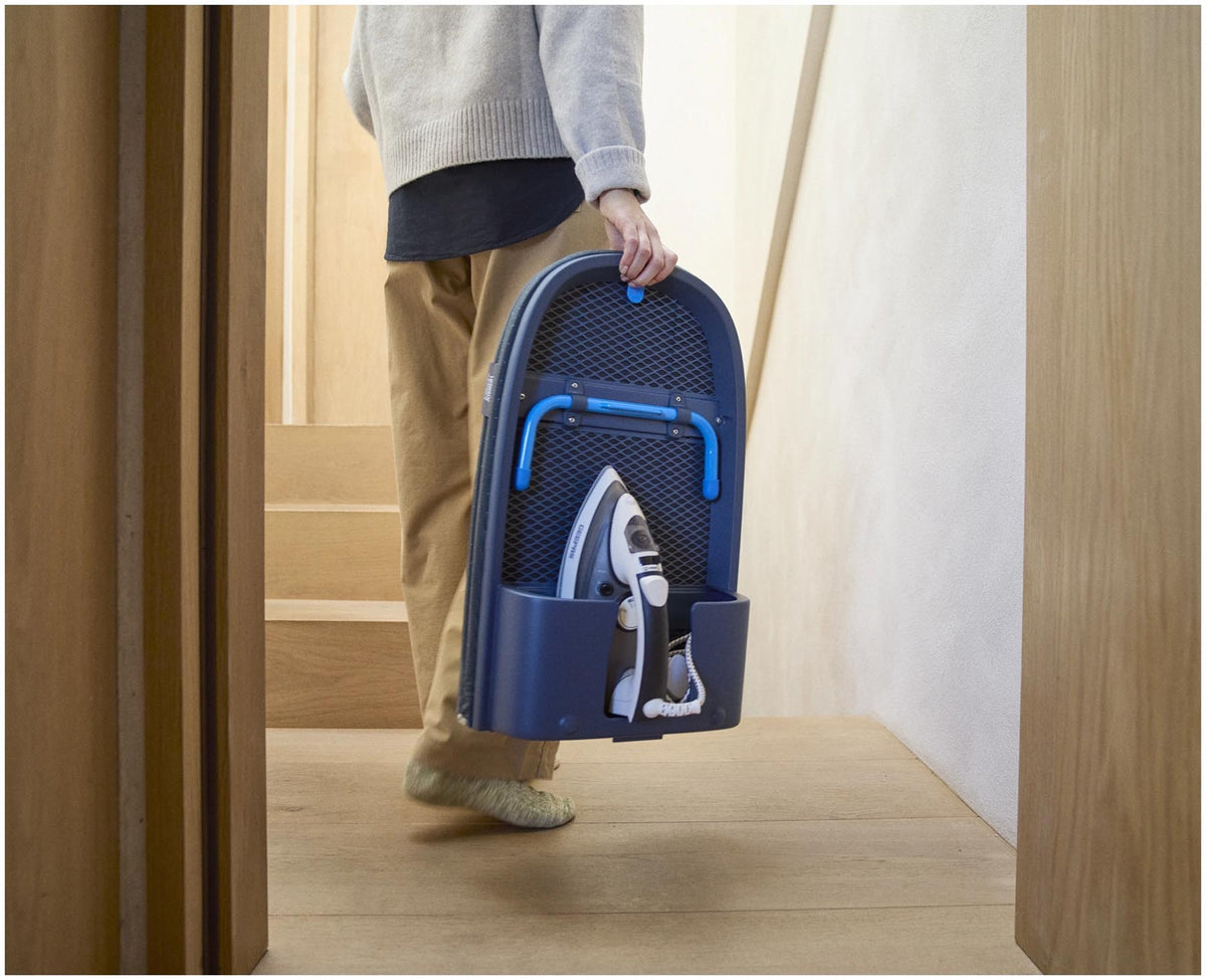 Pocket Max Plus Bügelbrett schwarz blau in Blau präsentiert im Onlineshop von KAQTU Design AG. Schneidbrett ist von Joseph Joseph