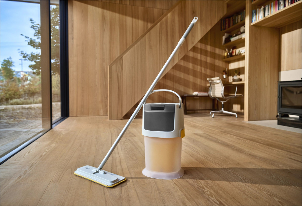 UltraClean Hartboden Reinigungssystem hellgrau in Grau präsentiert im Onlineshop von KAQTU Design AG. Reinigung & Wäsche ist von Joseph Joseph
