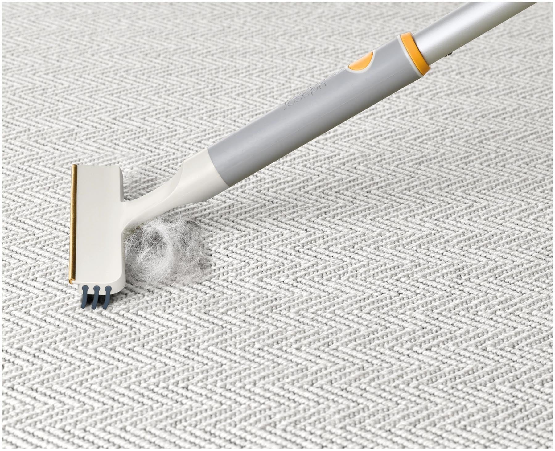 Hellgraues CleanTech 2-in-1 Teppich Reinigungsgadget von Joseph Joseph, ideal für effektive Teppichpflege und einfache Reinigung.