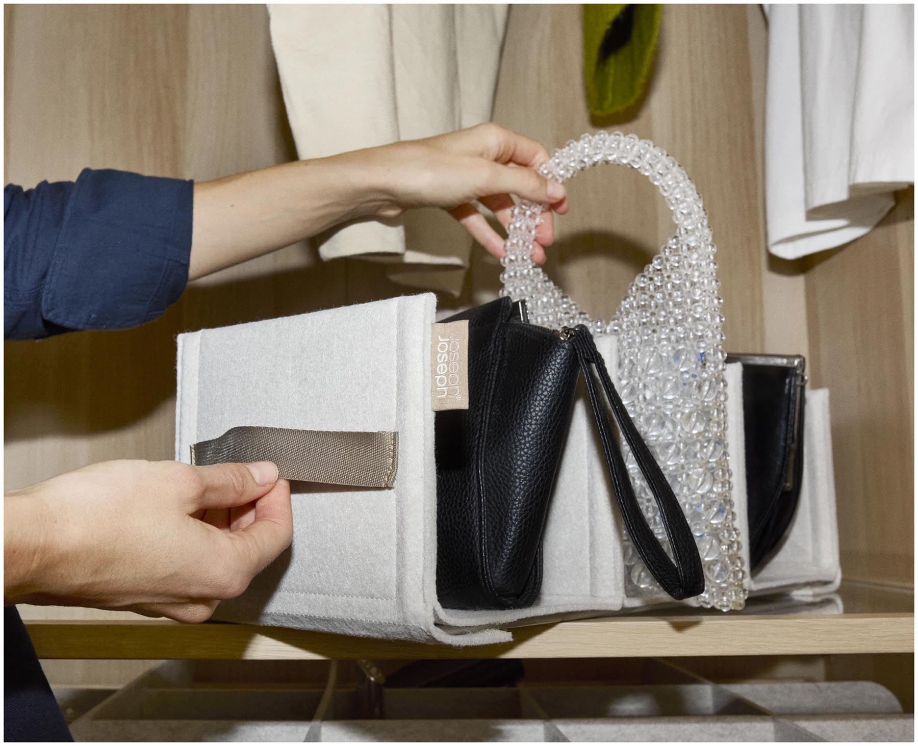 Eleganter Handtaschen Organizer in zartem Ecru von Joseph Joseph, ideal für die ordentliche Aufbewahrung von persönlichen Gegenständen und Accessoires.