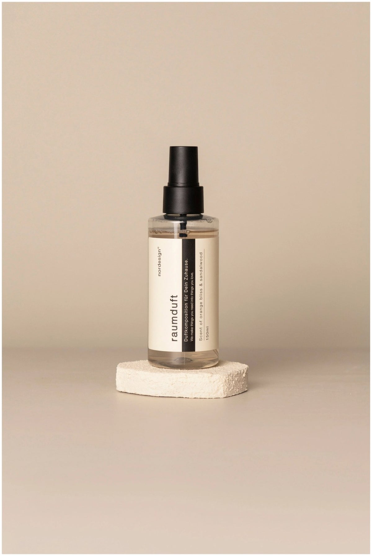 Mehrfarbige Duftölflasche Scent of Orange Bliss & Sandalwood von Nordesign mit Sprühaufsatz, Grösse 4.8 x 4.8 x 15 cm, auf hellem Hintergrund.