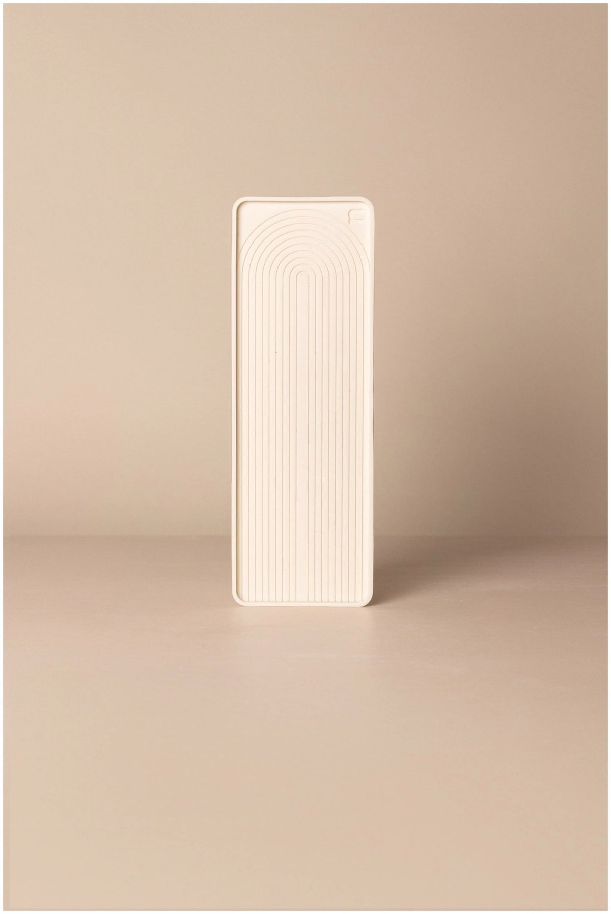 Weisse Abtropfmatte aus Silikon von Nordesign mit strukturierter Oberfläche im nordischen Bogenmuster, Masse 28 x 10 x 1 cm, erhöhte Rillen.