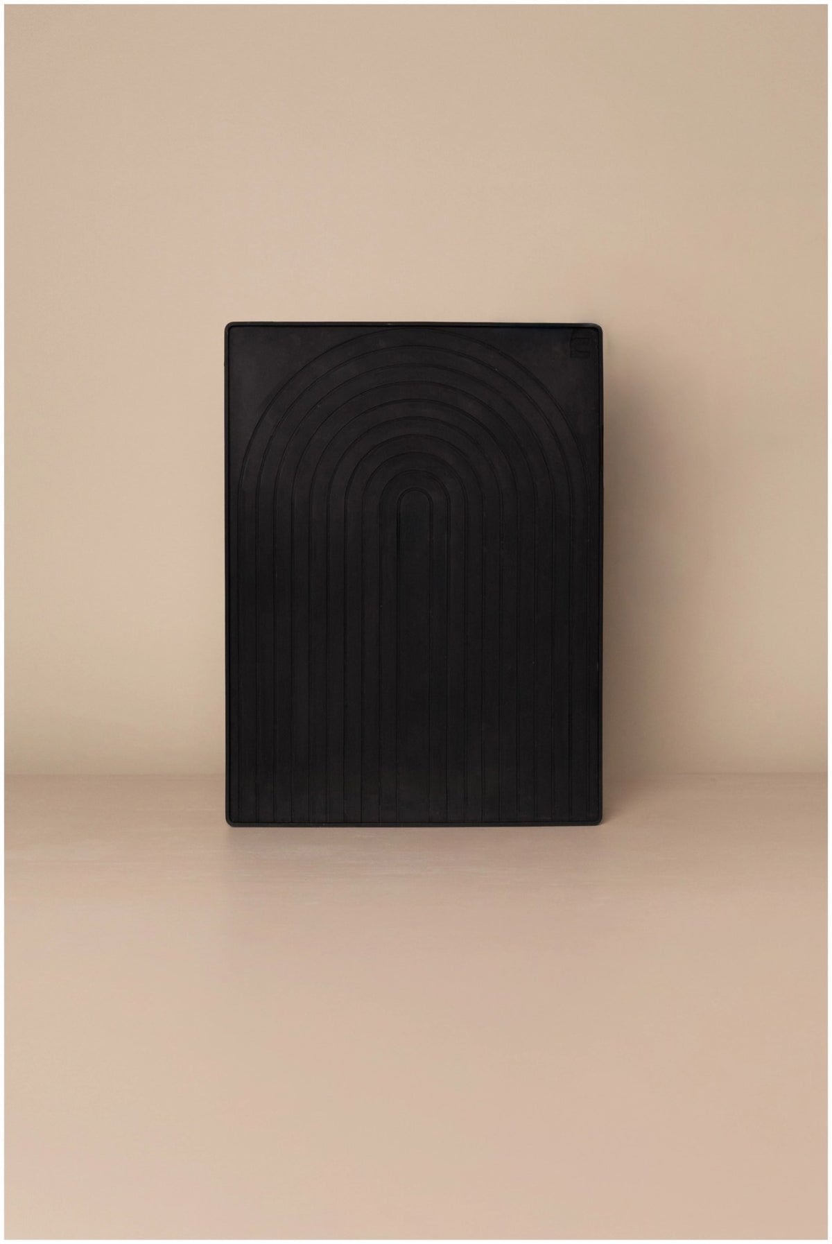 Schwarze Abtropfmatte aus Silikon mit strukturiertem, nordischem Bogenmuster und erhöhten Rillen, Grösse 30x40 cm, Marke Nordesign.