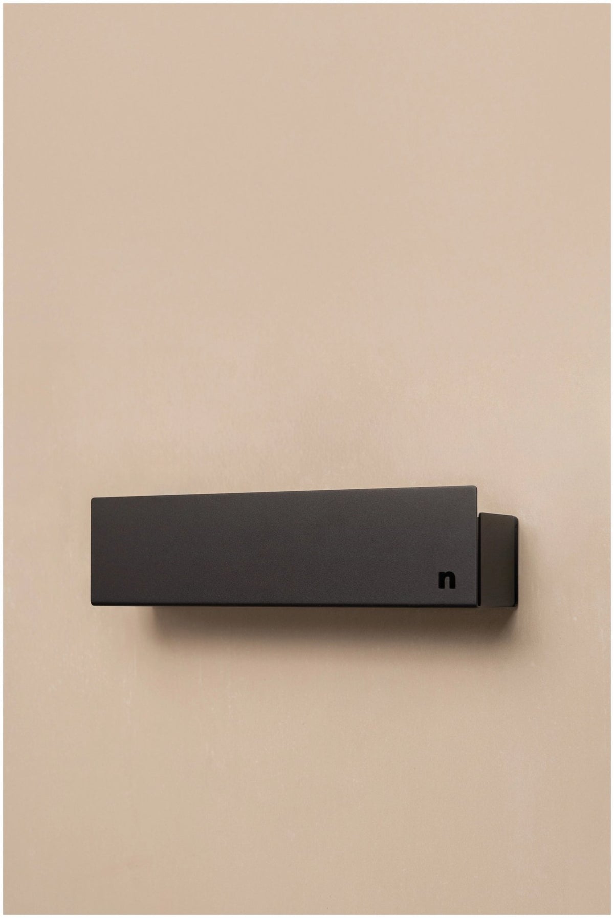 Schwarze Duschablage aus pulverbeschichtetem Aluminium mit Ablaufrinne, Masse 30 x 8.5 x 8 cm, Duschaccessoire von Nordesign.