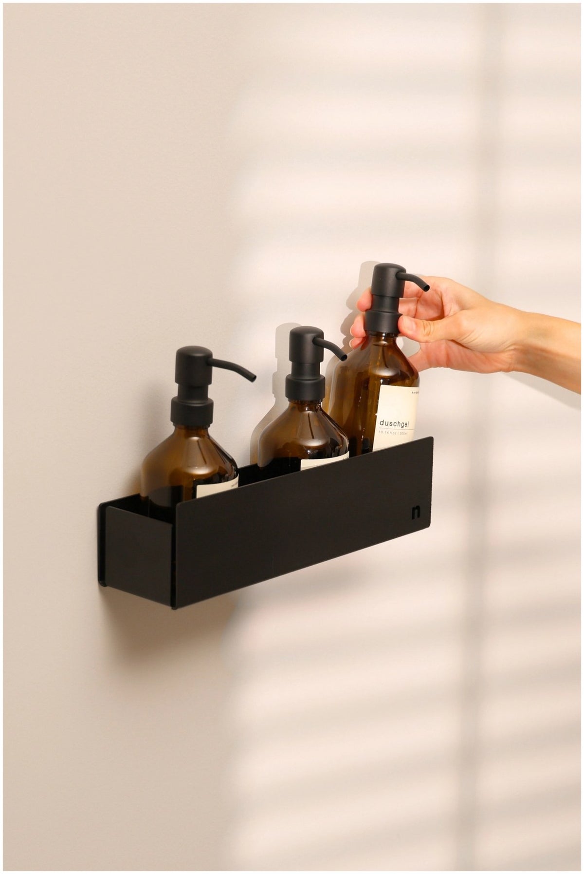 Schwarze Duschablage aus pulverbeschichtetem Aluminium mit Ablaufrinne, Masse 30 x 8.5 x 8 cm, Duschaccessoire von Nordesign.