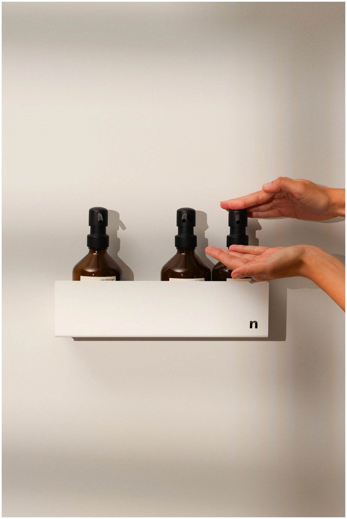 Weisse Duschablage aus pulverbeschichtetem Aluminium mit integrierter Ablaufrinne, rechteckige Form, Grösse 30 x 8.5 x 8 cm.