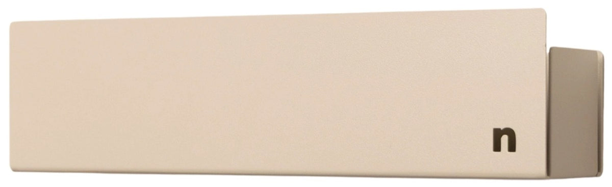 Beige Duschablage aus Aluminium mit pulverbeschichteter Oberfläche und integrierter Ablaufrinne, montiert an einer Duschkabinenwand.