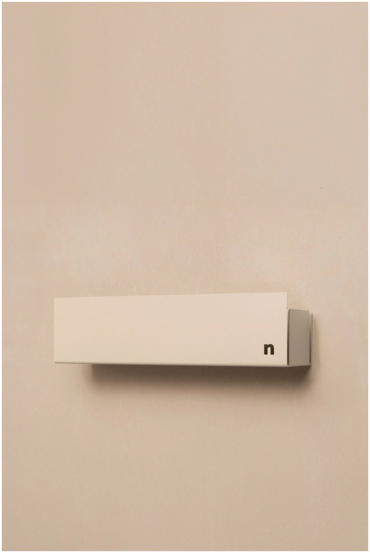 Beige Duschablage aus Aluminium mit pulverbeschichteter Oberfläche und integrierter Ablaufrinne, montiert an einer Duschkabinenwand.